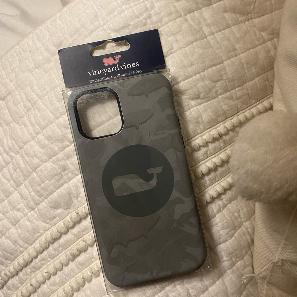 Brand new with tags Vineyard Vines phone case 11 pro